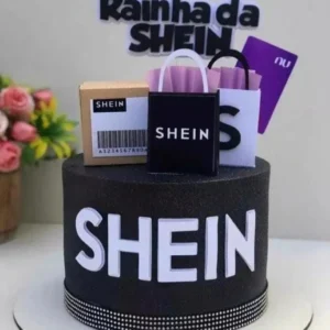 Topper de bolo com a logo característica da Shein, sacolas de compras pretas e brancas, uma coroa dourada de rainha e caixas de encomendas em camadas tridimensionais para decoração de festa em arquivo digital de corte.