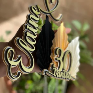 Topper de bolo elegante com um arranjo decorativo de folhas plissadas em leque na cor bronze e rosa metalizado, com dobras sanfonadas perfeitas estruturadas em camadas tridimensionais em arquivo digital de corte.
