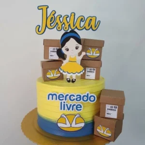 Topper de bolo em camadas com o tema do Mercado Livre, destacando o logotipo oficial de aperto de mãos, miniaturas de caixas de papelão de entrega, caminhão de frete e tags amarelas personalizáveis.