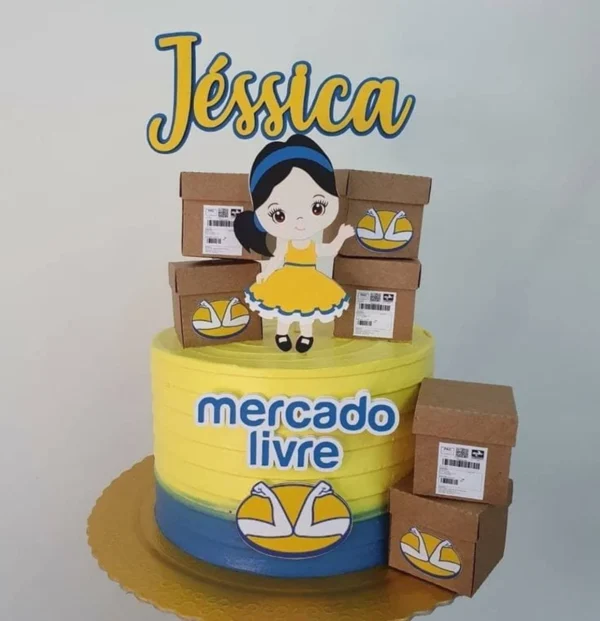Topper de bolo em camadas com o tema do Mercado Livre, destacando o logotipo oficial de aperto de mãos, miniaturas de caixas de papelão de entrega, caminhão de frete e tags amarelas personalizáveis.