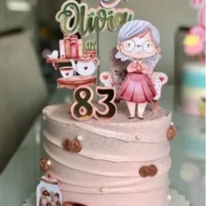 Topper de bolo com uma simpática vovó de óculos e coque nos cabelos brancos costurando em uma máquina de costura vintage, cercada por carretéis de linha coloridos e tesouras em camadas tridimensionais em arquivo digital de corte.