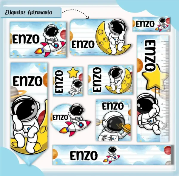 Conjunto de rótulos adesivos escolares em tamanhos variados com um pequeno astronauta flutuando no espaço sideral ao lado de um foguete, cercado por estrelas brilhantes, planetas coloridos e a lua sobre um fundo cósmico em tons de azul-marinho e roxo, exibindo linhas de contorno em arquivo digital de corte.
