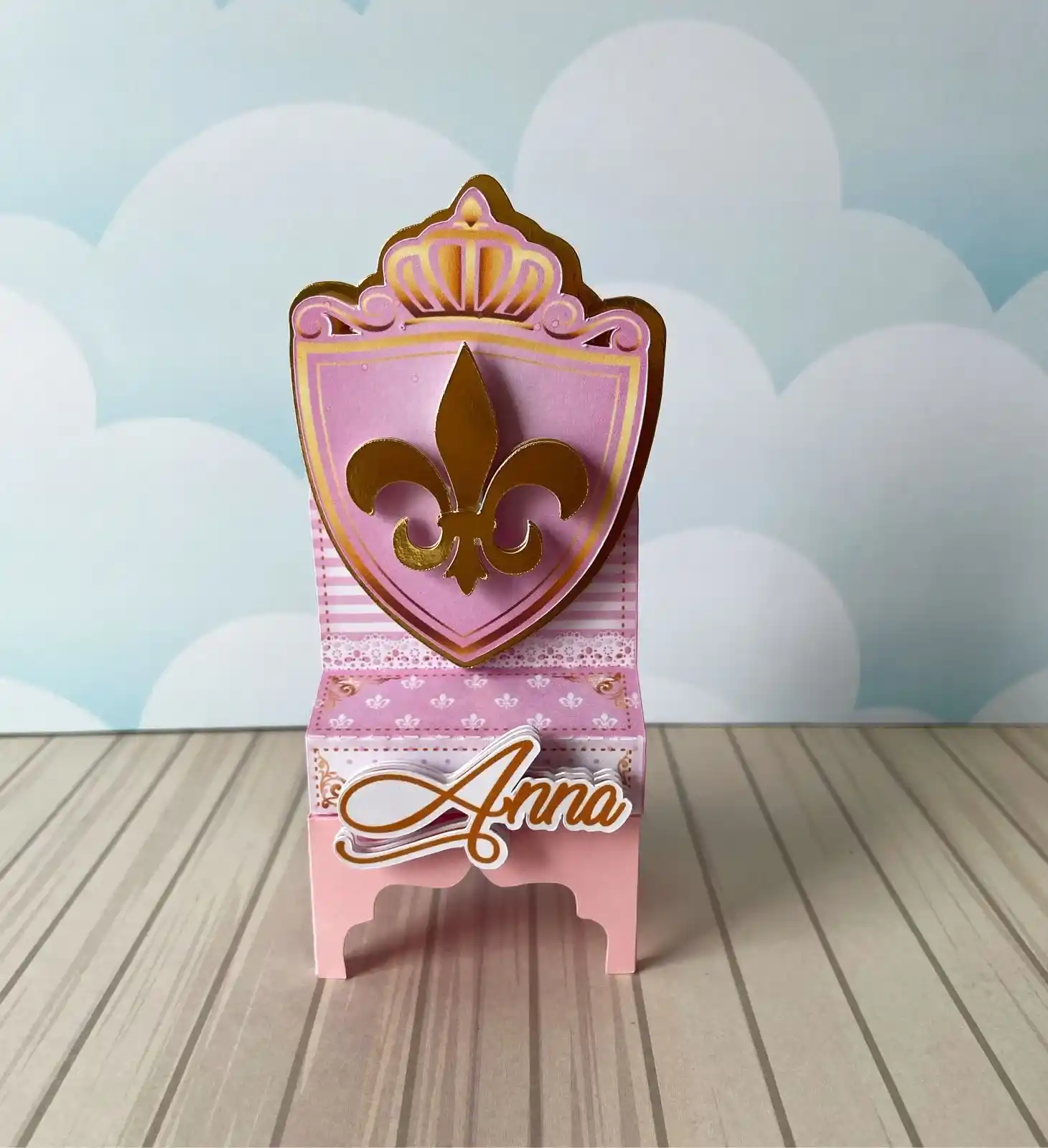 Caixas personalizadas em camadas com elementos de coroa real e detalhes dourados. Arquivo digital de corte em formatos Studio, PNG e arquivo PDF.