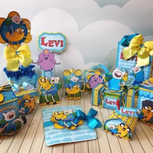 Arquivo de corte digital de topo de bolo de aniversário com o tema Hora de Aventura, apresentando os personagens Finn, o Humano, Jake, o Cão, a Princesa Jujuba e Marceline ao lado da icônica casa na árvore, organizados em camadas prontas para recorte tridimensional nos formatos Studio, PNG e PDF.