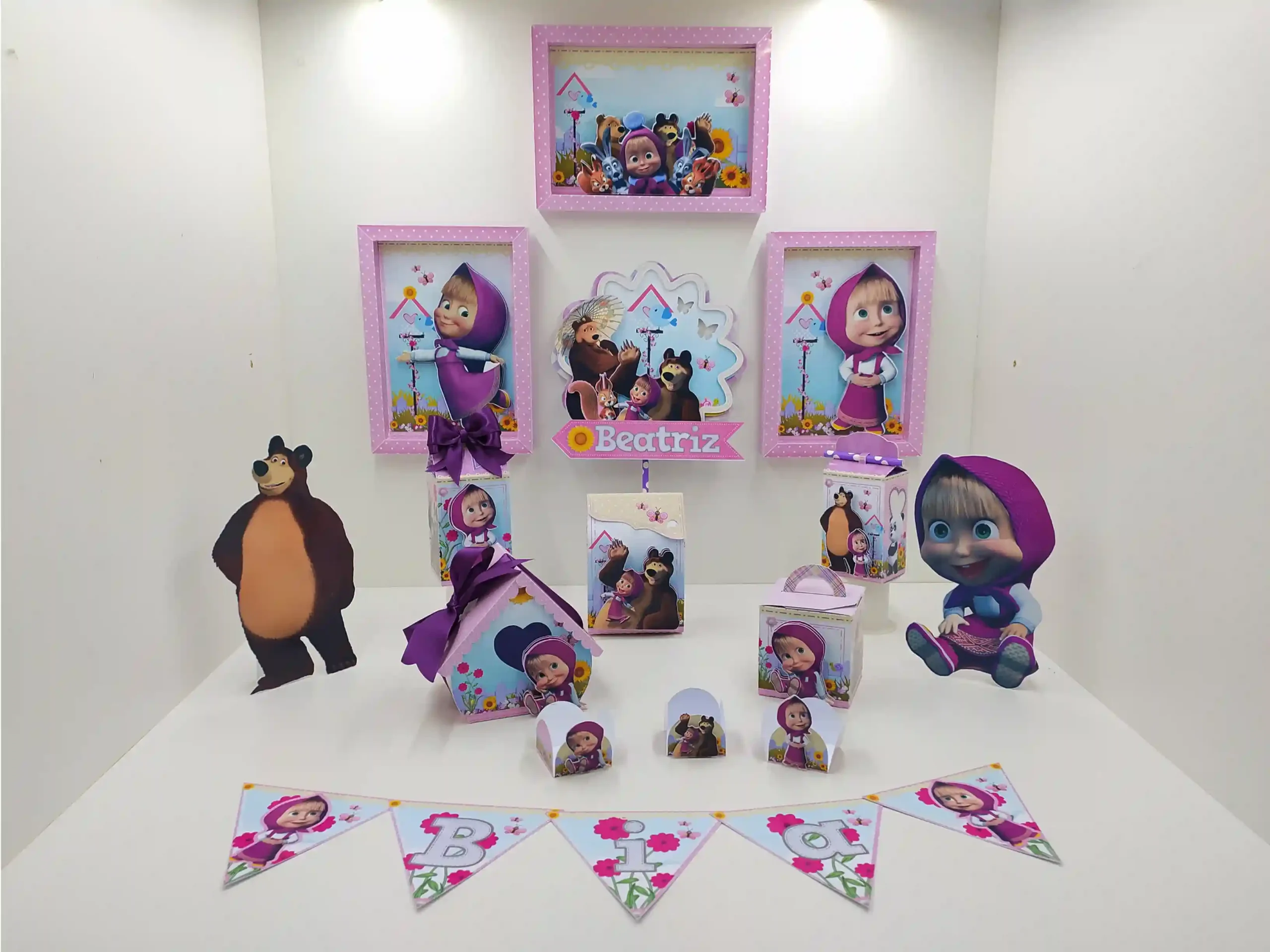 Caixas personalizadas em camadas com os personagens Masha e o Urso do bosque. Arquivo digital de corte em formatos Studio, imagem PNG e arquivo PDF.