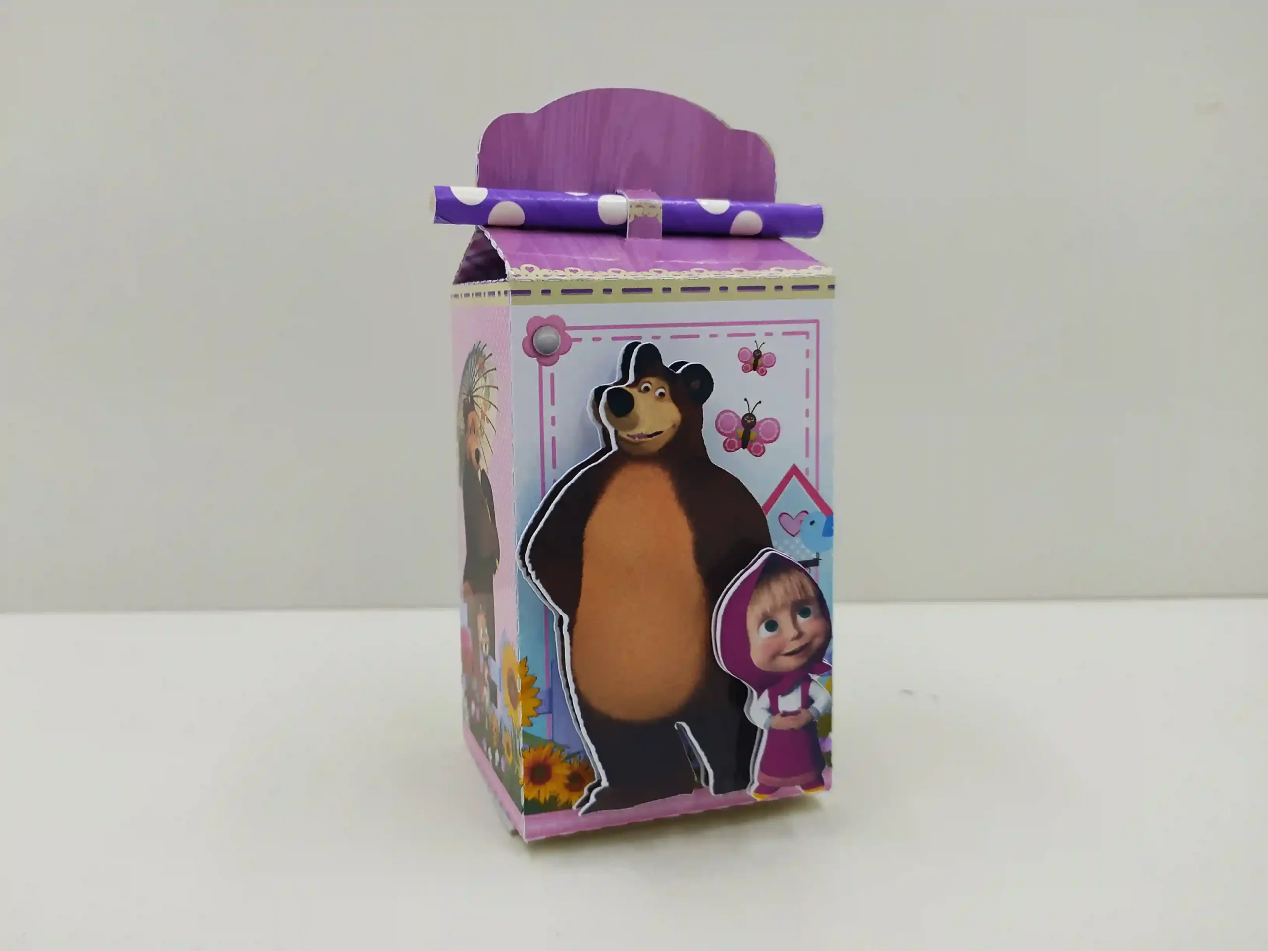 Lembrancinha personalizada de aniversário no tema Masha e o Urso. Arquivo de corte digital nos formatos Silhouette Studio, imagem PNG e arquivo PDF.