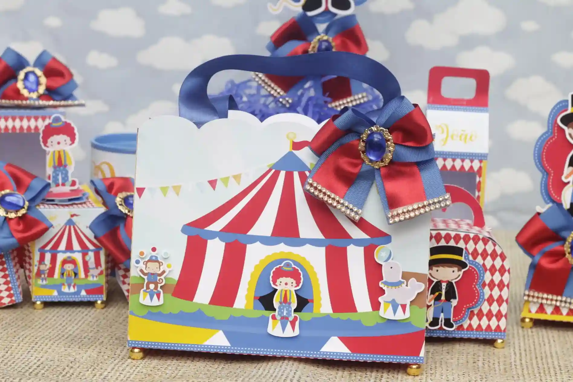Kit de recortes e artes para festa do tema circo menino. Arquivo digital de corte em formatos Silhouette Studio e arquivos de fácil impressão em PDF.