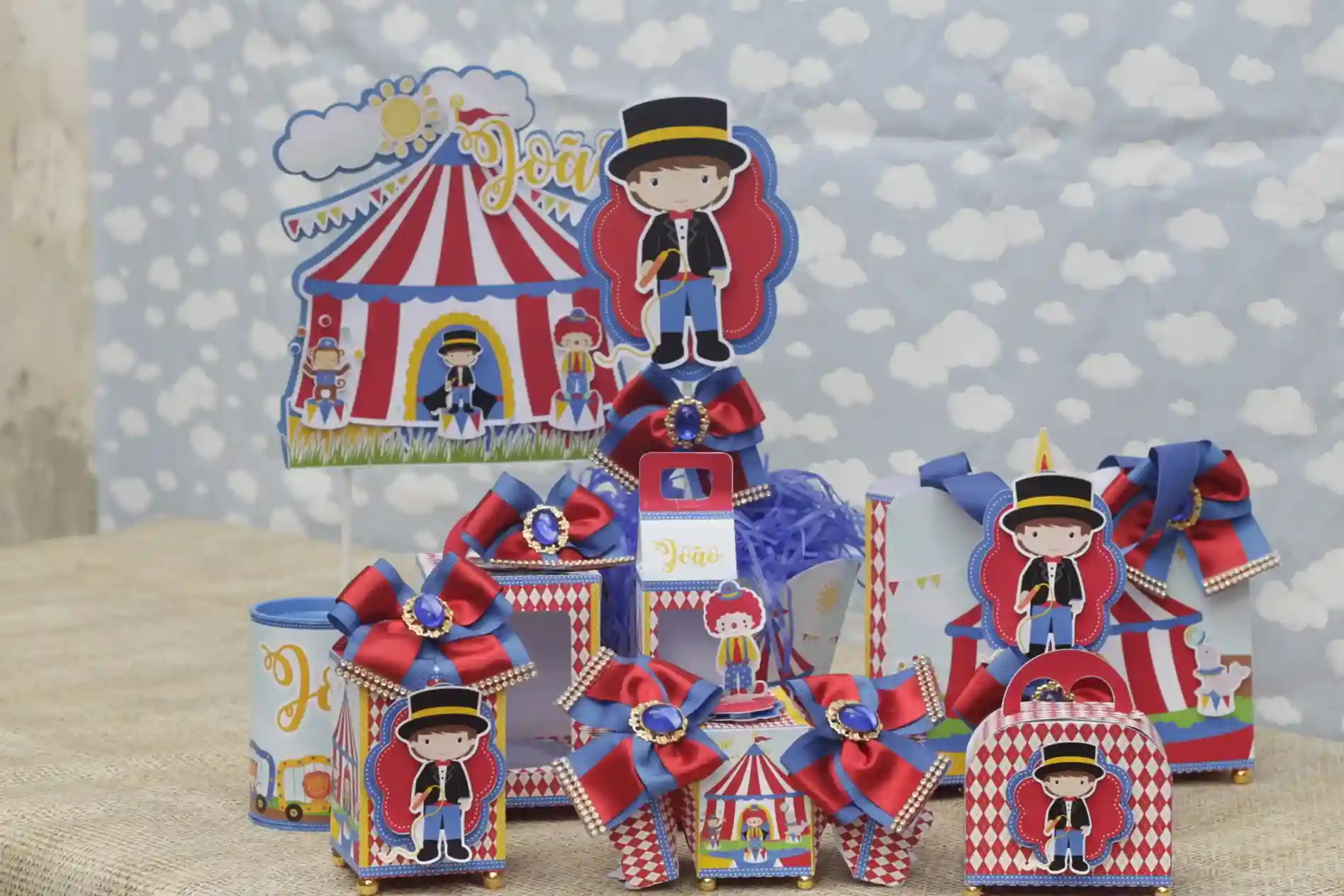 Caixa personalizada para mimos e doces tema circo menino. Arquivo digital de corte para o software Silhouette Studio e formato de impressão PDF.