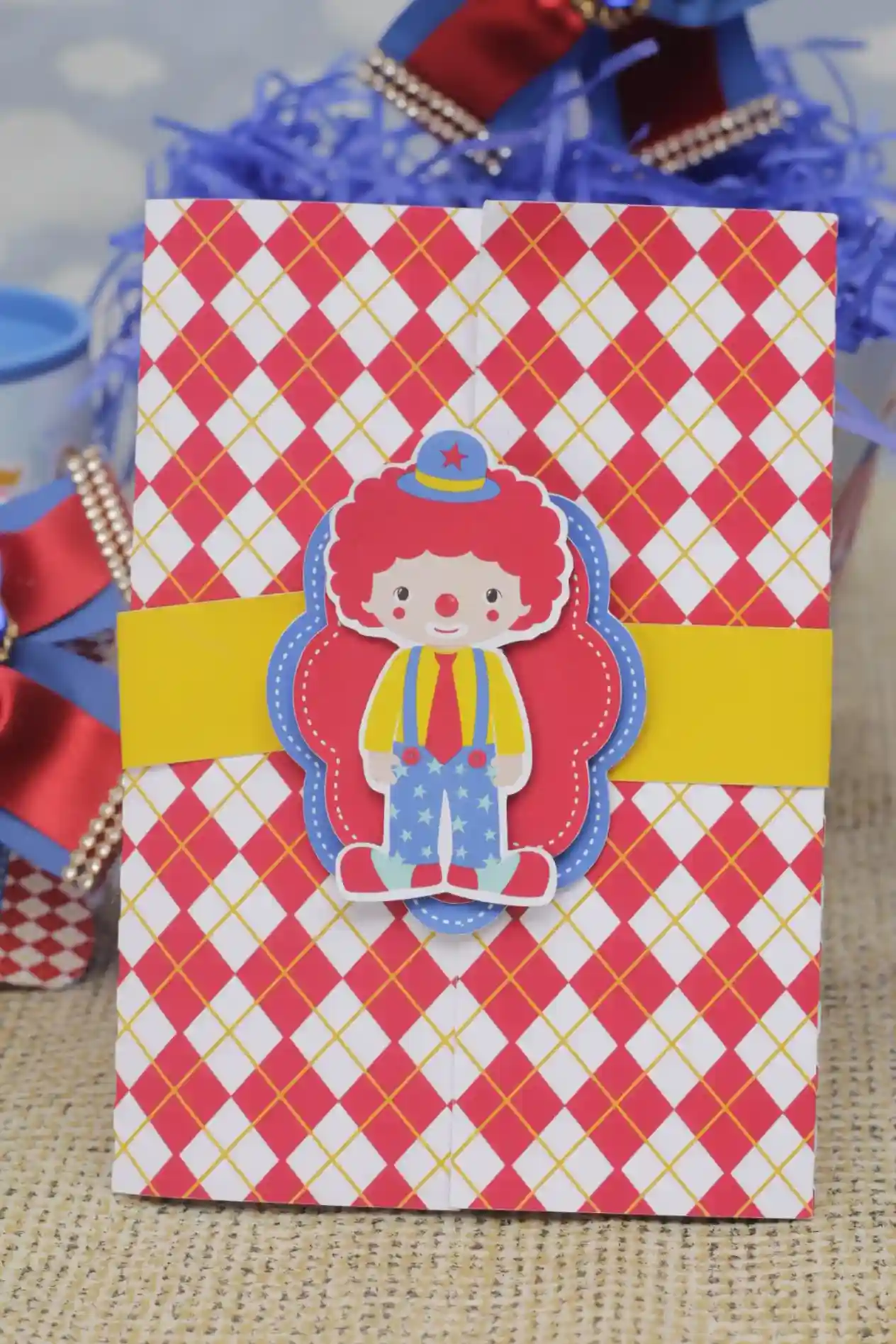 Lembrancinha de aniversário infantil com estampa de palhaço e circo. Arquivo de corte digital para Silhouette Studio e arquivos em extensão PDF.
