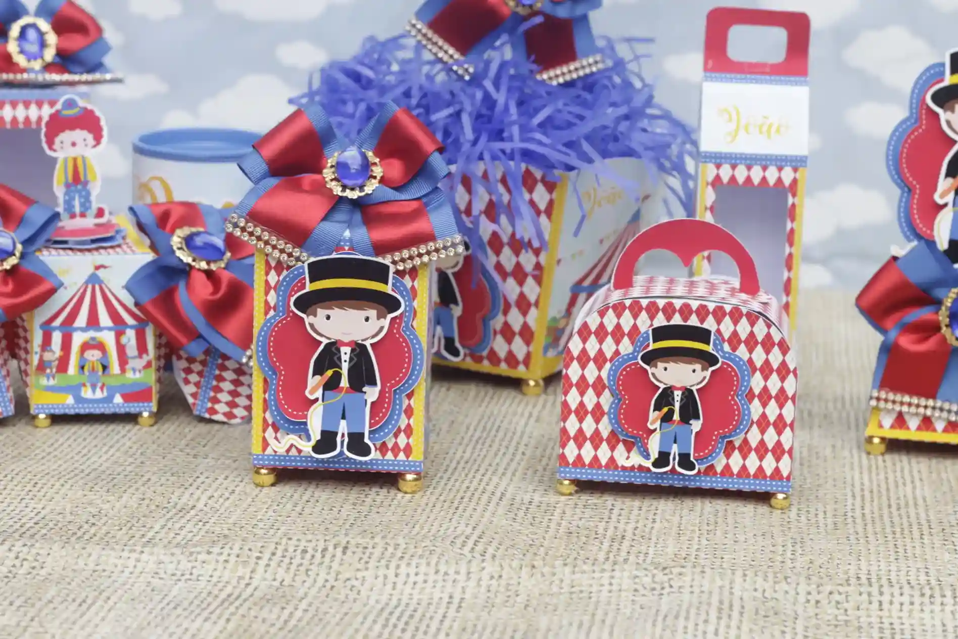 Topper de bolo e lembrancinhas de papelaria para festa tema circo azul. Arquivo digital de corte compatível com software Silhouette Studio e PDF.