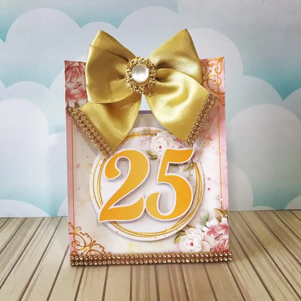 Interface do programa Silhouette Studio mostrando os vetores e linhas de corte para um topo de bolo floral, com diferentes tamanhos de pétalas de rosa, folhas e elementos decorativos para aniversário.