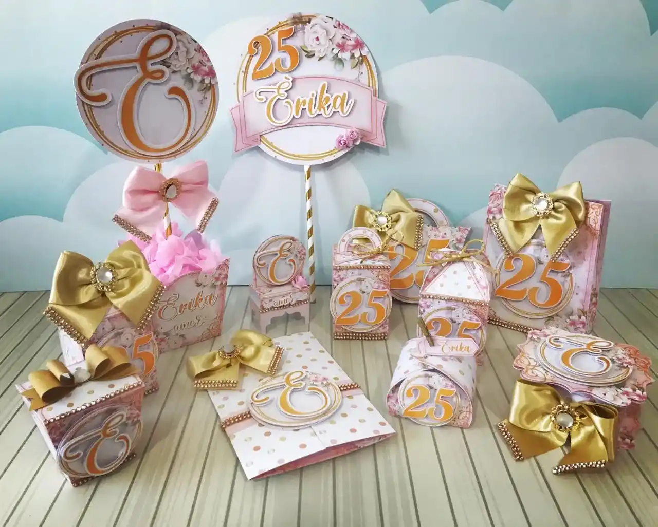 Arquivo de corte digital de topo de bolo de aniversário com o tema Flores Rosas, apresentando uma composição de rosas clássicas em tons de rosa chá, botões e folhagens delicadas, organizados em camadas prontas para recorte tridimensional nos formatos Studio, PNG e PDF.