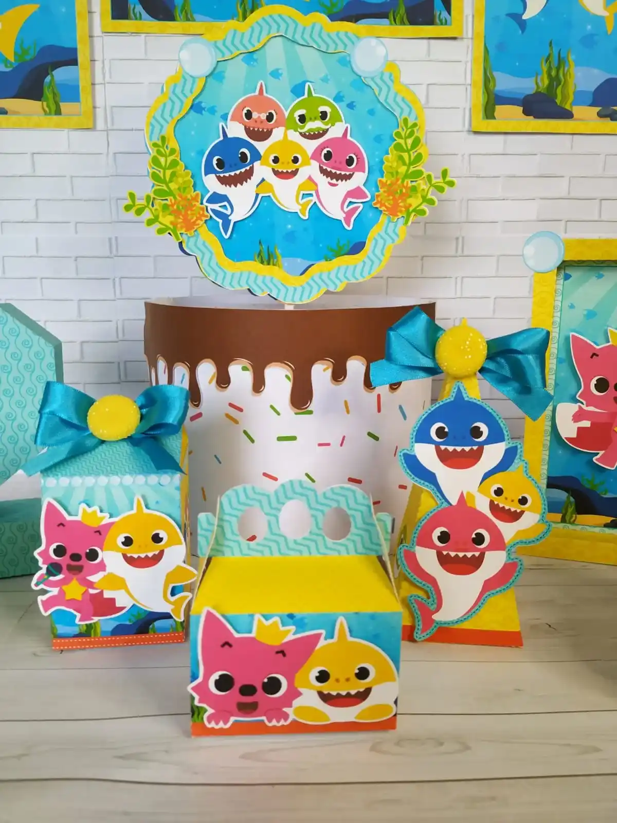 Arte digital para caixas de doces de aniversário infantil com ilustrações do Baby Shark. Arquivo digital para corte em Silhouette Studio e PDF.