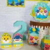 Kit de artes e moldes de caixas para doces de aniversário com o tema Baby Shark. Arquivo digital em alta qualidade nos formatos Studio e PDF.