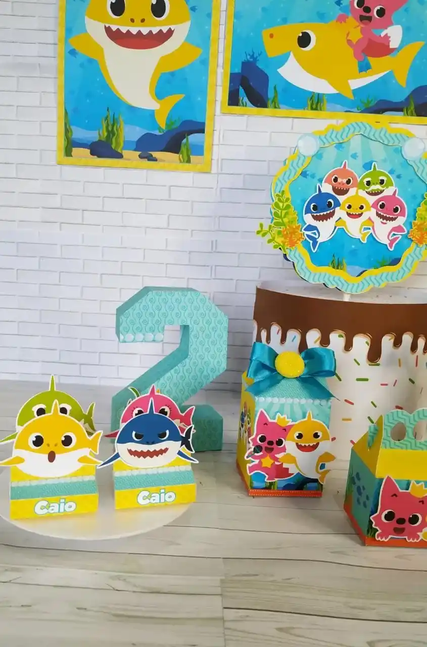 Kit de artes e moldes de caixas para doces de aniversário com o tema Baby Shark. Arquivo digital em alta qualidade nos formatos Studio e PDF.