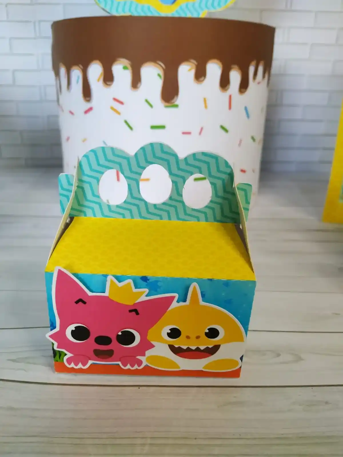 Caixas personalizadas em camadas com elementos do fundo do mar e peixinhos. Arquivo digital de corte em formatos Silhouette Studio e arquivo em PDF.