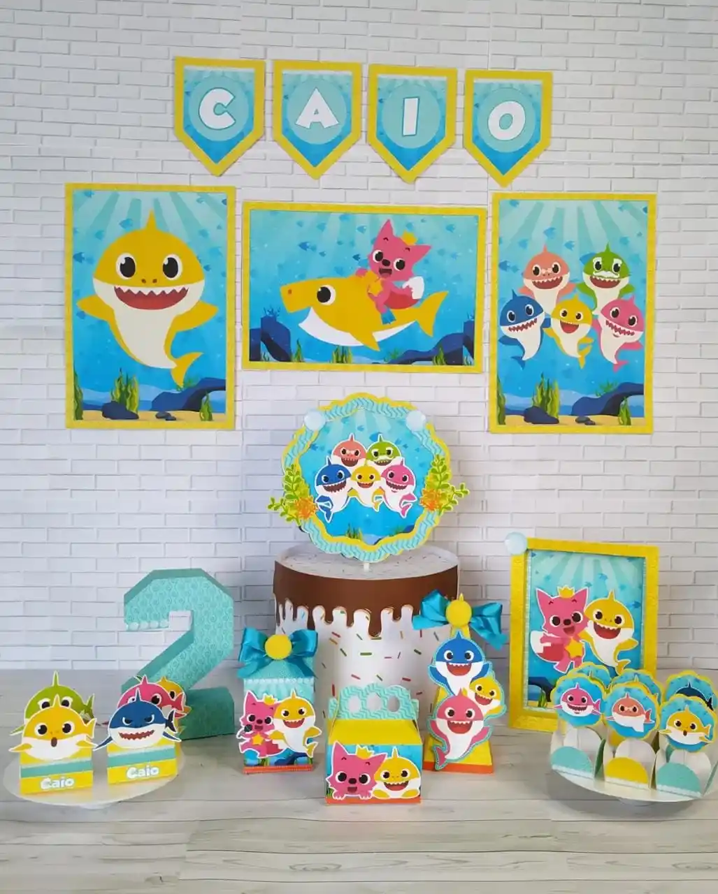 Lembrancinha personalizada de aniversário no tema Baby Shark com tubarões coloridos. Arquivo de corte digital nos formatos Silhouette Studio e PDF.