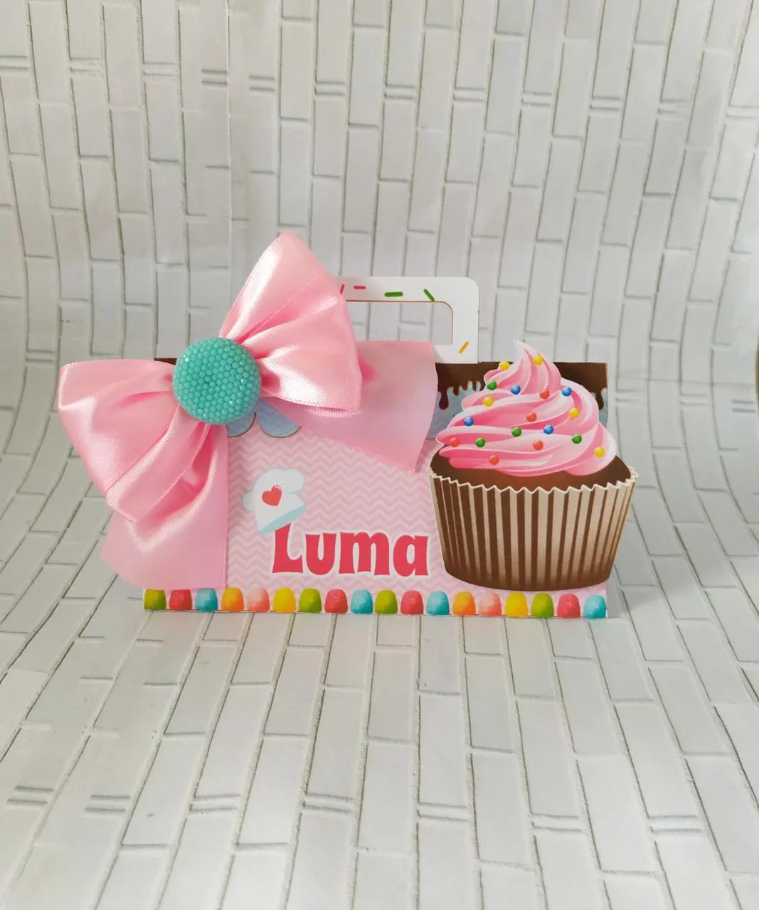 Arte digital para caixas de doces de aniversário infantil com estampas de doceria fina. Arquivo digital para corte em Studio, PNG e arquivo PDF.