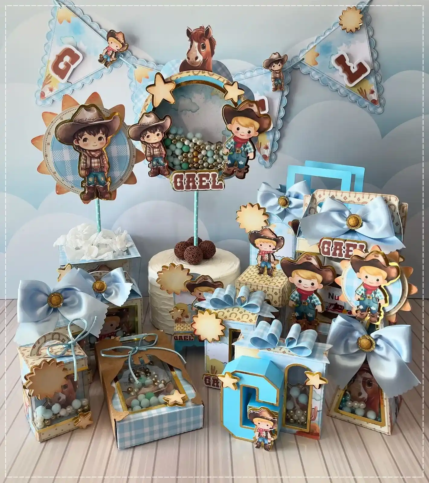 Lembrancinha personalizada de aniversário no tema cowboy com chapéu e botas. Arquivo de corte digital nos formatos Silhouette Studio, PNG e PDF.