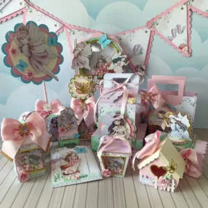 Mockup digital de um topo de bolo montado com o tema Fadinhas, destacando as fadas em relevo com apliques de papel brilhante e detalhes florais em camadas sobrepostas.