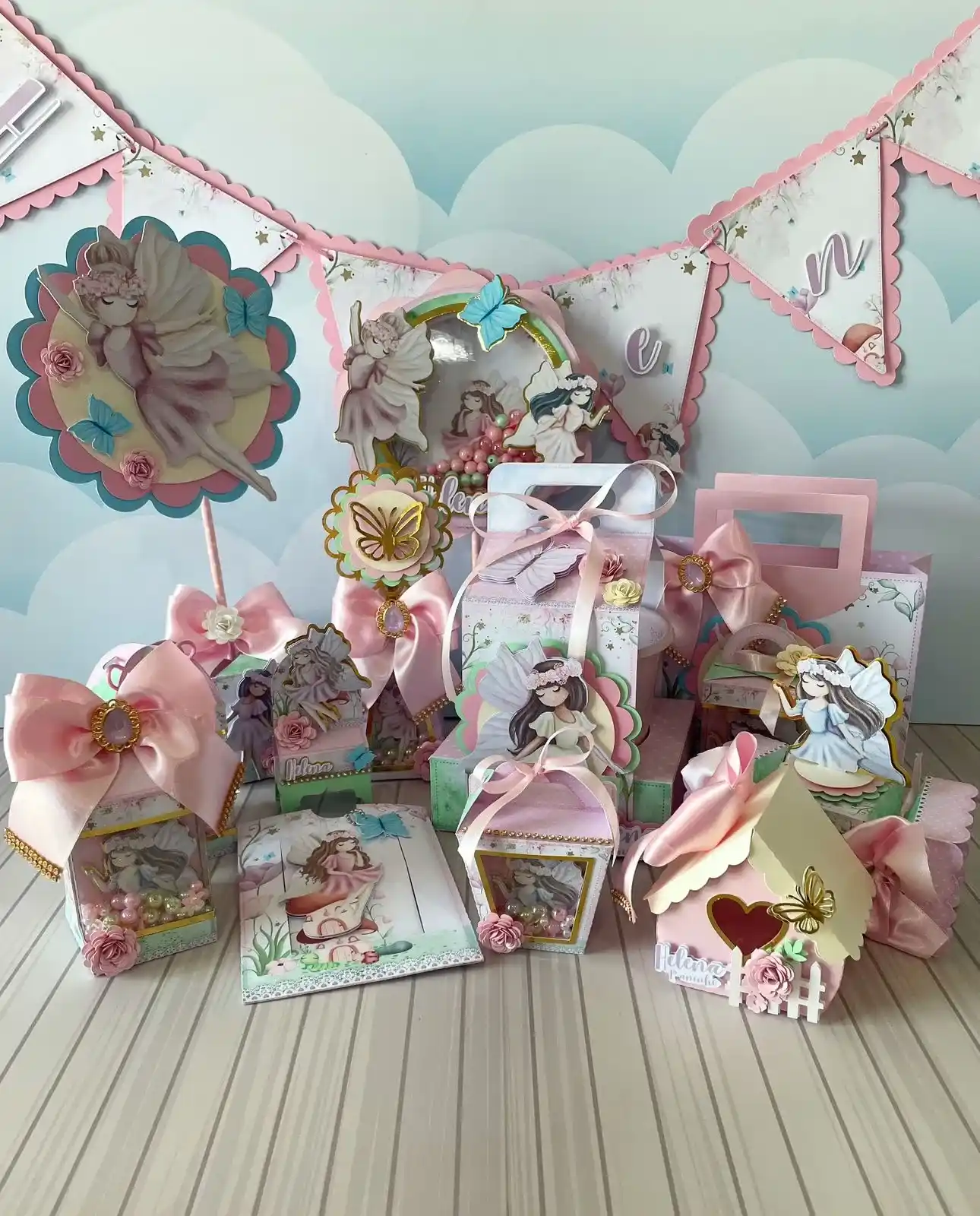 Mockup digital de um topo de bolo montado com o tema Fadinhas, destacando as fadas em relevo com apliques de papel brilhante e detalhes florais em camadas sobrepostas.