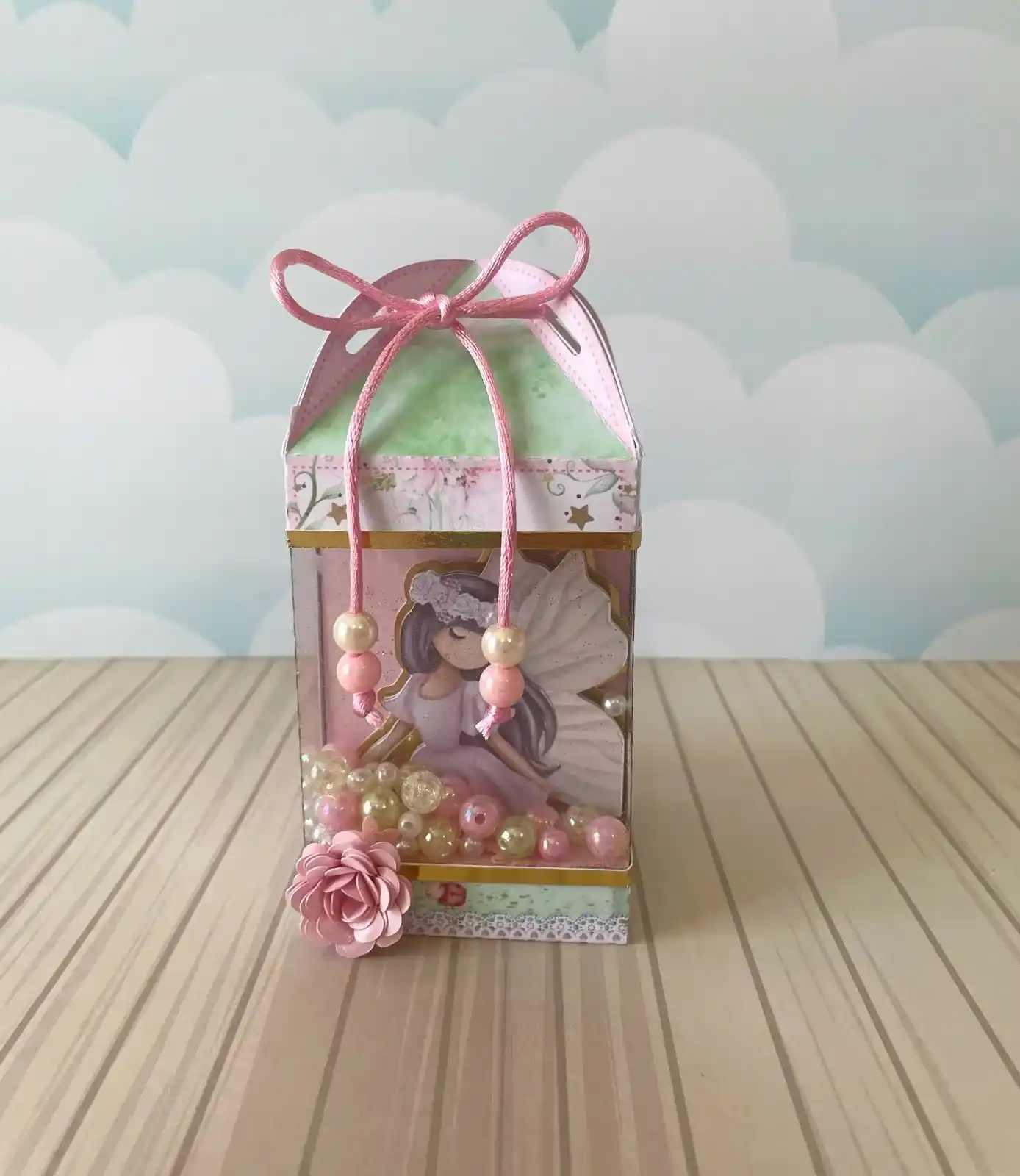 Visualização de camadas do topo de bolo Jardim das Fadas com silhuetas de fadas sentadas em flores, estrelas brilhantes e fontes personalizadas prontas para edição e recorte.