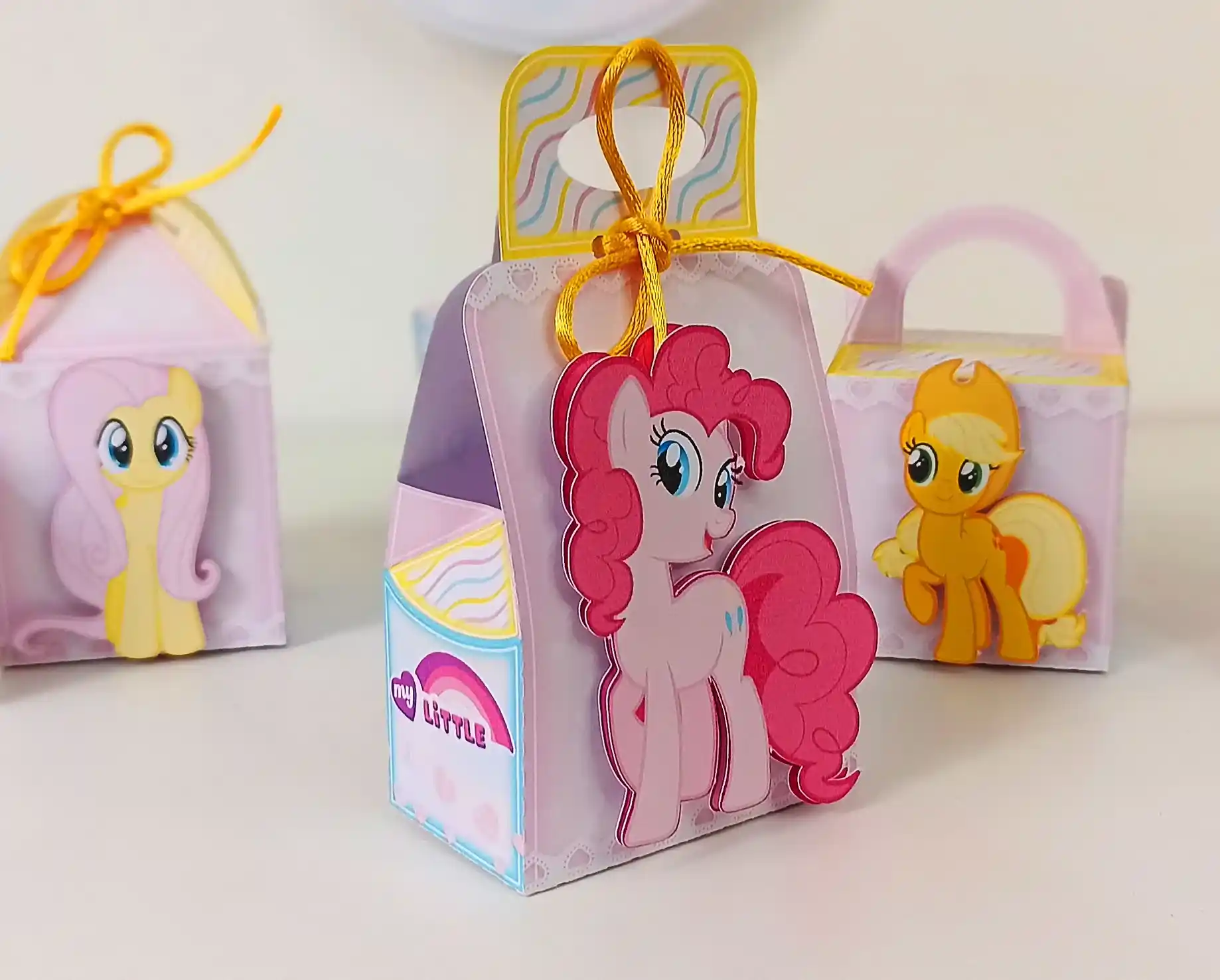 Elementos decorativos de aniversário com temática de pôneis mágicos em tons pastel. Arquivo de corte digital nas extensões PDF e Silhouette Studio.