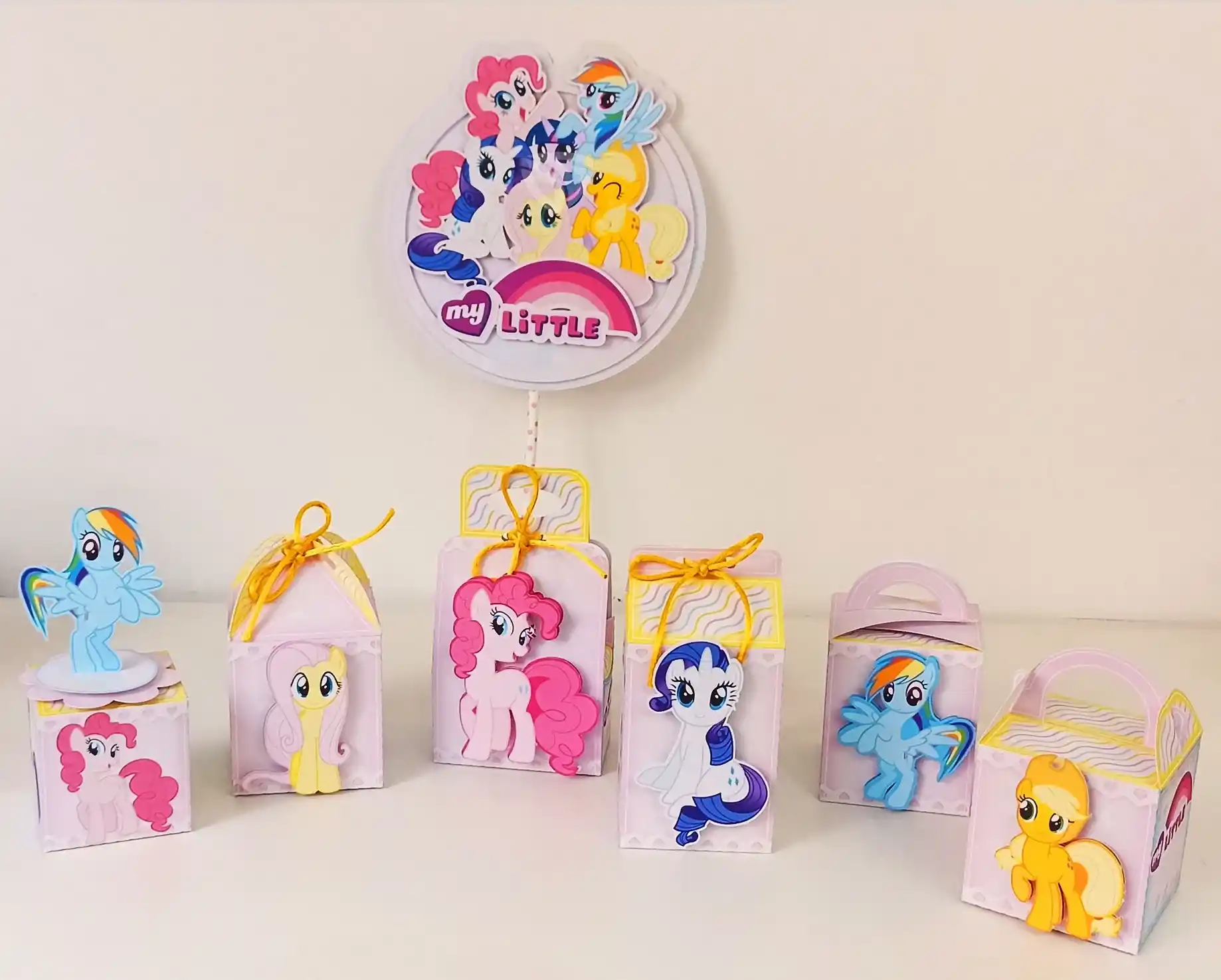 Lembrancinha personalizada de aniversário com pôneis coloridos e arco-íris. Arquivo de corte digital nos formatos Silhouette Studio e arquivo PDF.