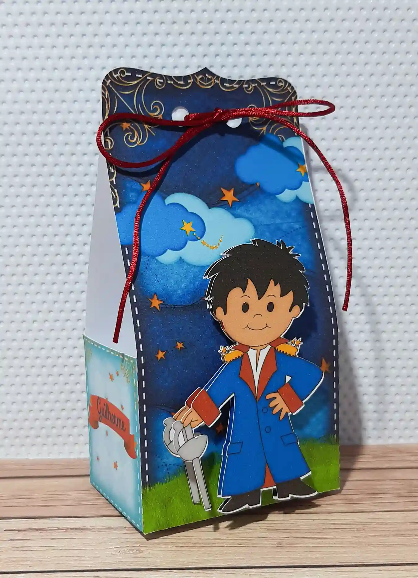 Lembrancinha de aniversário infantil com estampa do Pequeno Príncipe. Arquivo de corte digital para Silhouette Studio e arquivos em extensão PDF.