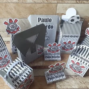 Lembrancinha personalizada do time Corinthians com o escudo oficial em camadas de papel preto e branco. Arquivo de corte digital para Silhouette Studio.