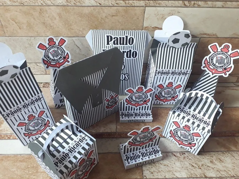 Lembrancinha personalizada do time Corinthians com o escudo oficial em camadas de papel preto e branco. Arquivo de corte digital para Silhouette Studio.