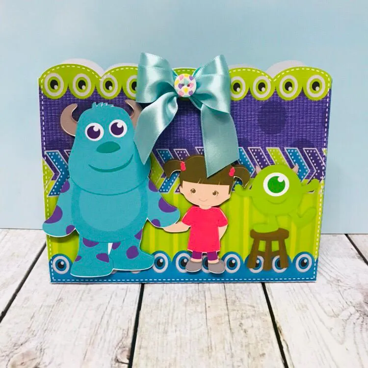 Lembrancinha personalizada de aniversário com os personagens Mike e Sulley. Arquivo de corte digital nos formatos Silhouette Studio e arquivo PDF.