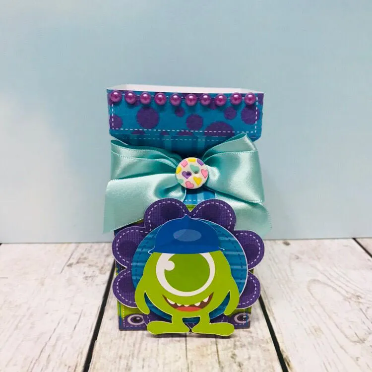 Caixas personalizadas em camadas com elementos de portas, textura de pelo e o olho do Mike. Arquivo digital de corte em formatos Studio e em PDF.