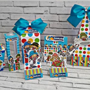 Lembrancinha personalizada de aniversário com os palhaços Patati Patatá e elementos de circo. Arquivo de corte digital para Silhouette Studio.
