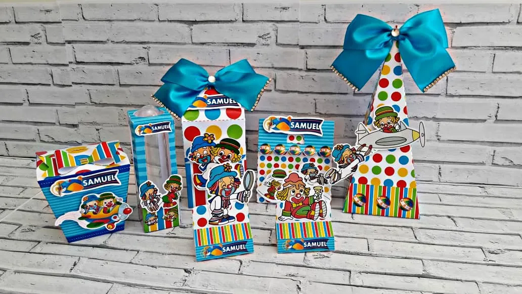 Lembrancinha personalizada de aniversário com os palhaços Patati Patatá e elementos de circo. Arquivo de corte digital para Silhouette Studio.
