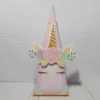 Visualização de camadas do topo de bolo Unicórnio fofo com silhueta de unicórnio deitado em uma nuvem, estrelas cadentes brilhantes e fontes personalizadas prontas para edição e recorte.