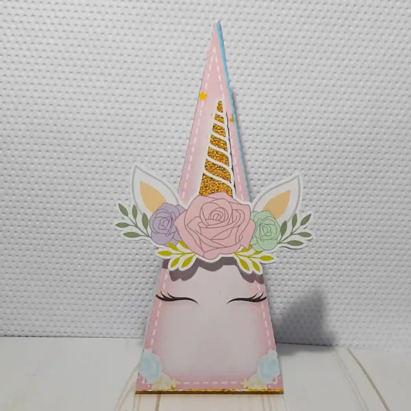 Visualização de camadas do topo de bolo Unicórnio fofo com silhueta de unicórnio deitado em uma nuvem, estrelas cadentes brilhantes e fontes personalizadas prontas para edição e recorte.