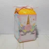 Arte digital de topo de bolo no tema Unicórnio Baby com moldes vazados de asas com glitter, flores em tons pastéis, arco-íris e molduras de nome dispostas em camadas para montagem 3D.