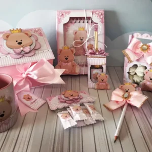 Enfeite de porta e lembrancinha personalizada no tema maternidade de menina. Arquivo de corte digital nos formatos Silhouette Studio, PDF e PNG.