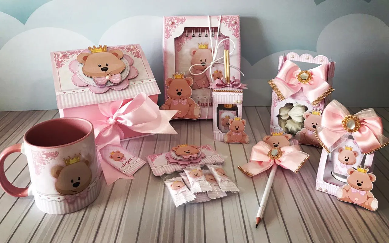 Enfeite de porta e lembrancinha personalizada no tema maternidade de menina. Arquivo de corte digital nos formatos Silhouette Studio, PDF e PNG.