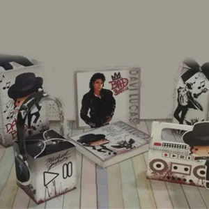 Lembrancinha personalizada de aniversário com a silhueta do Michael Jackson fazendo pose clássica de dança. Arquivo de corte digital para Silhouette Studio.