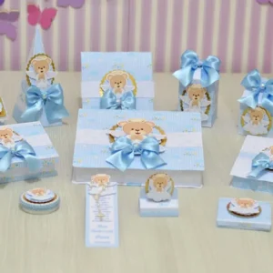Lembrancinha personalizada de batizado com urso clássico e asas de anjo delicadas. Arquivo de corte digital configurado para Silhouette Studio.