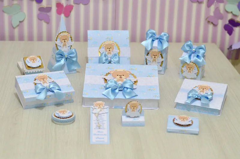 Lembrancinha personalizada de batizado com urso clássico e asas de anjo delicadas. Arquivo de corte digital configurado para Silhouette Studio.