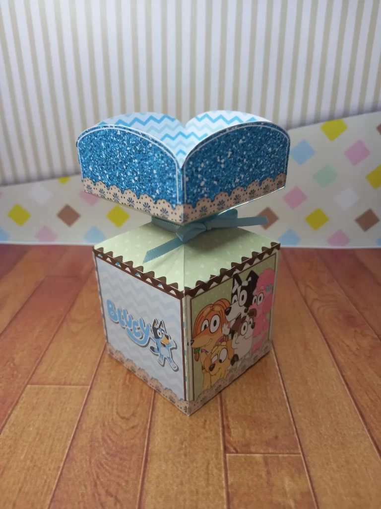 Caixa personalizada para mimos e doces tema Bluey. Arquivo digital de corte para o software Silhouette Studio e formatos de impressão PDF e PNG.