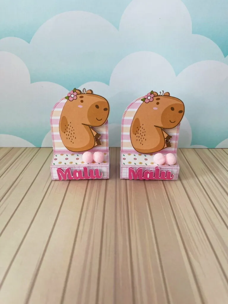 Kit de recortes e artes para festa do tema capivara. Arquivo digital de corte em formatos Silhouette Studio, PDF e imagens em alta definição PNG.