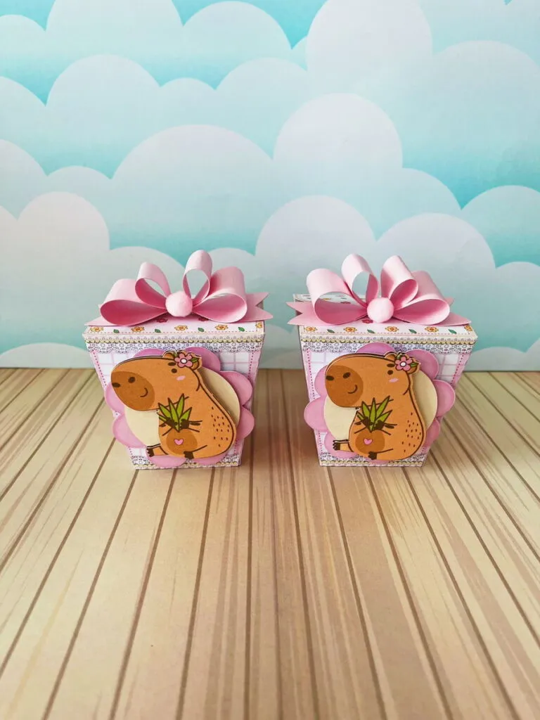 Caixa personalizada para mimos e doces tema capivara. Arquivo digital de corte para o software Silhouette Studio e formatos de impressão PDF e PNG.