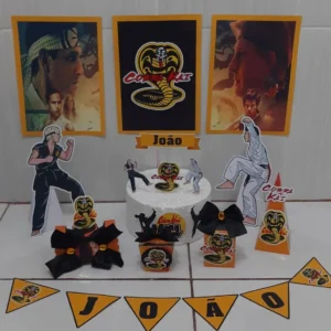 Arquivo de corte digital de topo de bolo no tema Cobra Kai em formato Studio para Silhouette, mostrando a silhueta da icônica cobra naja pronta para o ataque, cercada por faixas de artes marciais, elementos em kanji e uma moldura circular em camadas prontas para recorte tridimensional.