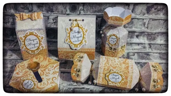 Enfeite de porta e lembrancinha personalizada no tema maternidade dourado luxo. Arquivo de corte digital exclusivo para o software Silhouette Studio.