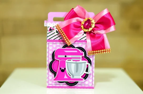 Kit de artes e moldes de caixas para doces de confeitaria com a personagem Minnie. Arquivo digital de alta qualidade nos formatos Studio e PDF.