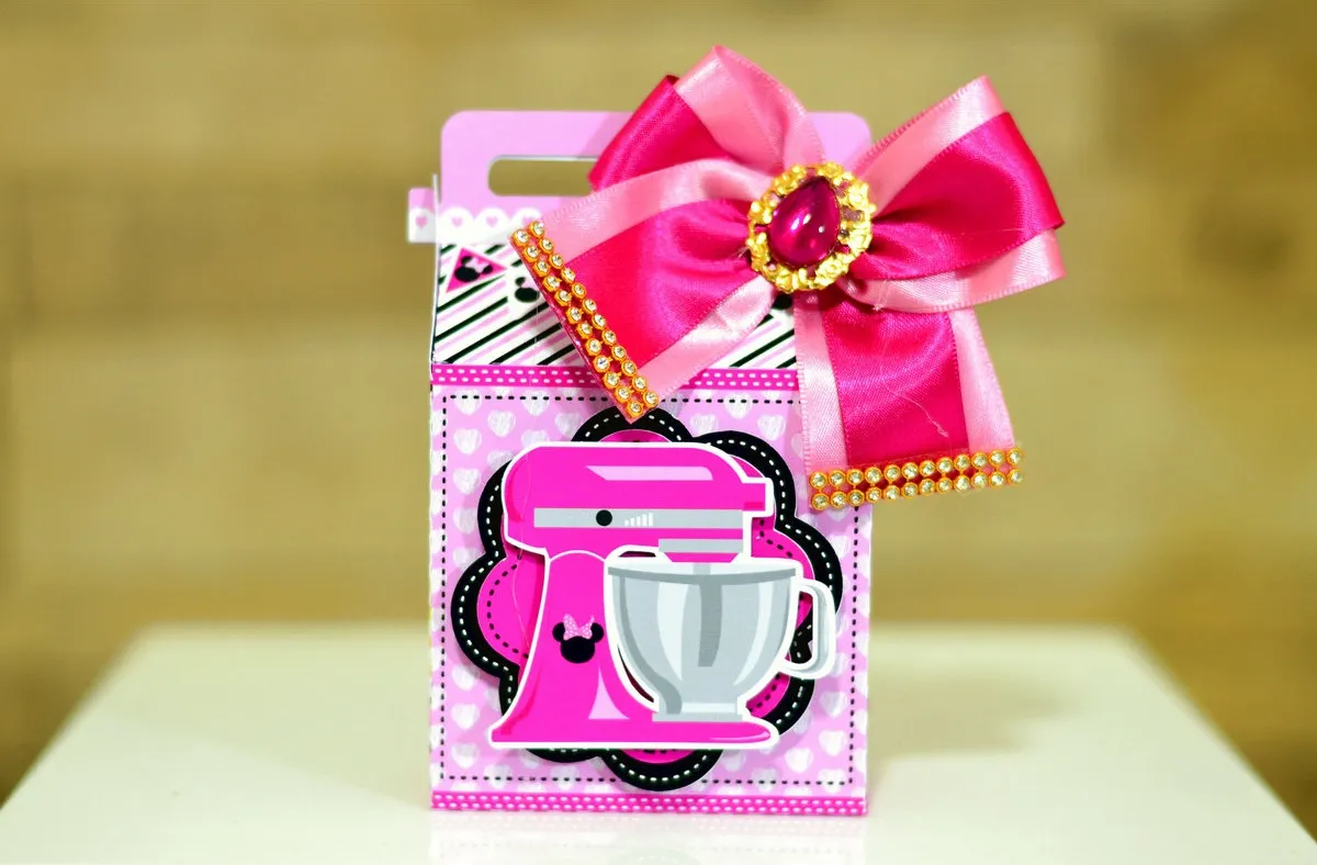 Kit de artes e moldes de caixas para doces de confeitaria com a personagem Minnie. Arquivo digital de alta qualidade nos formatos Studio e PDF.